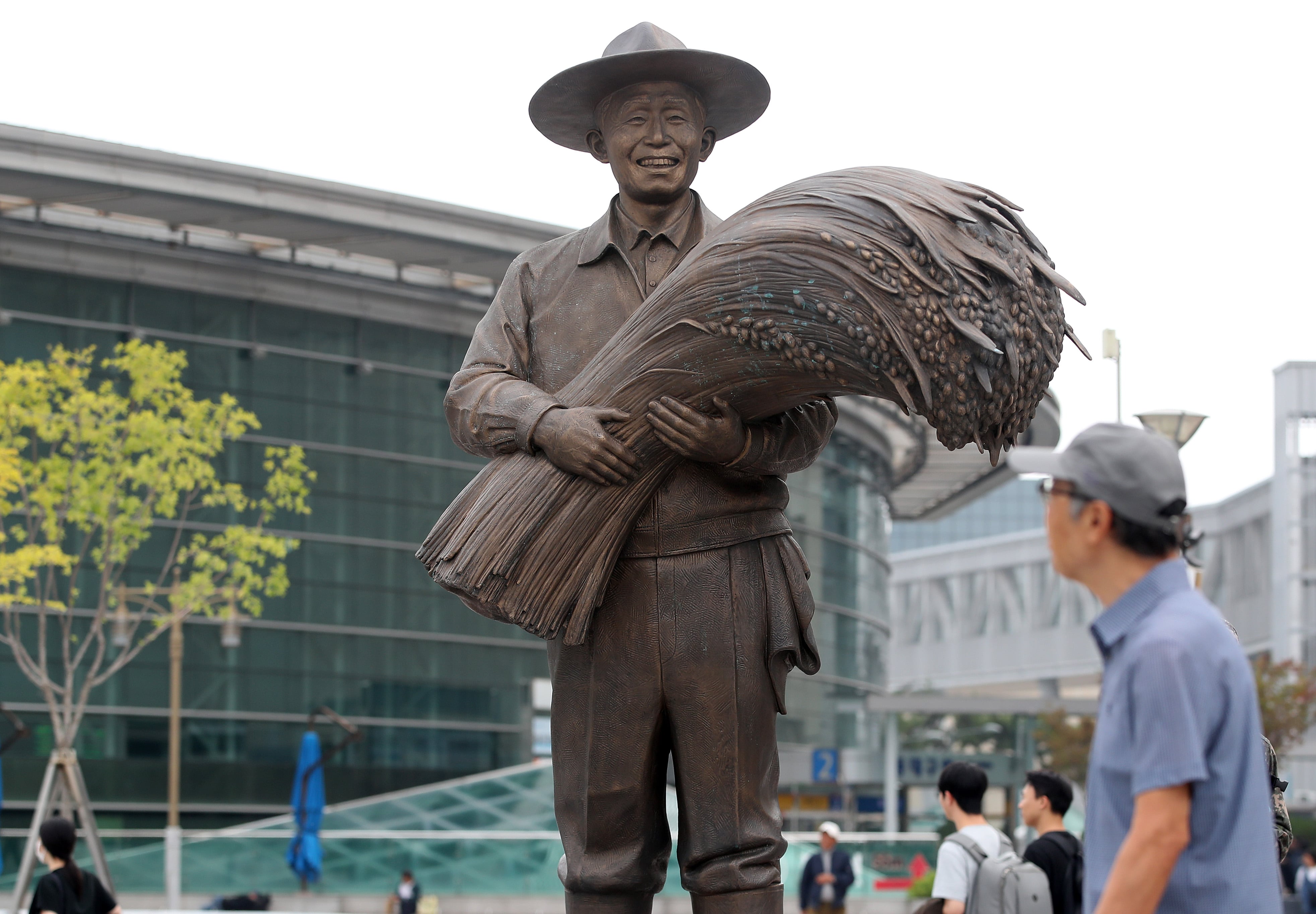 30,000 citizens petition court to preserve Park Chung-hee statue