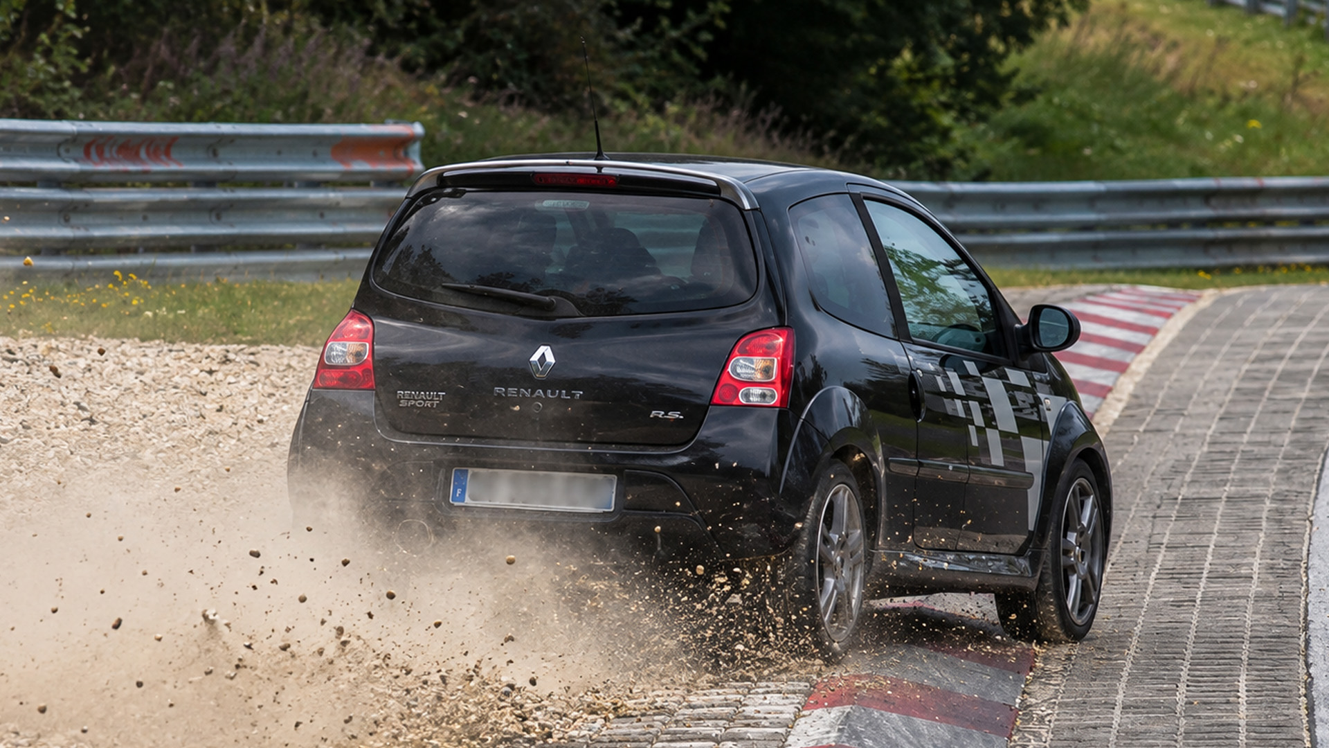 Hard battles get messy when Nürburgring drivers refuse to yield