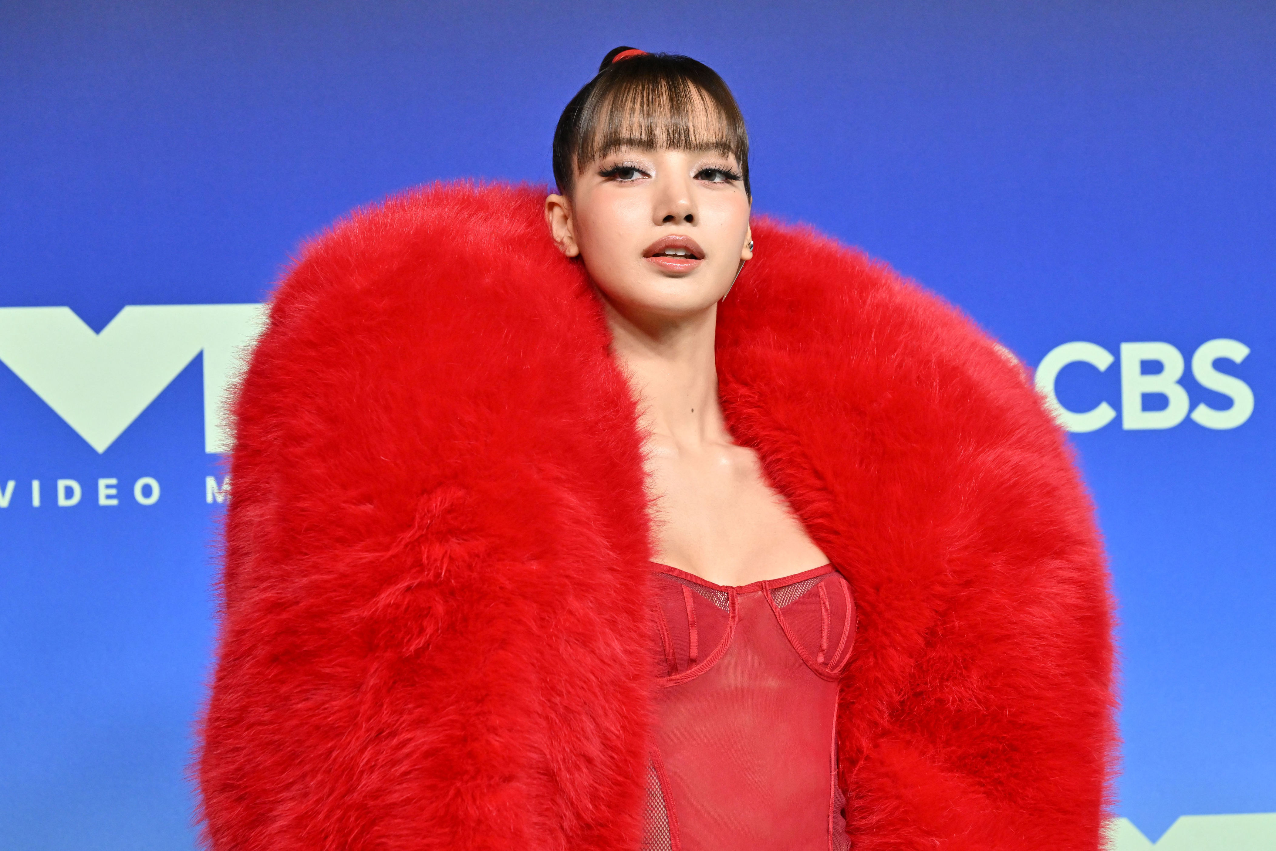 Lisa just brought a new nail shape to the VMAs 2026 red carpet