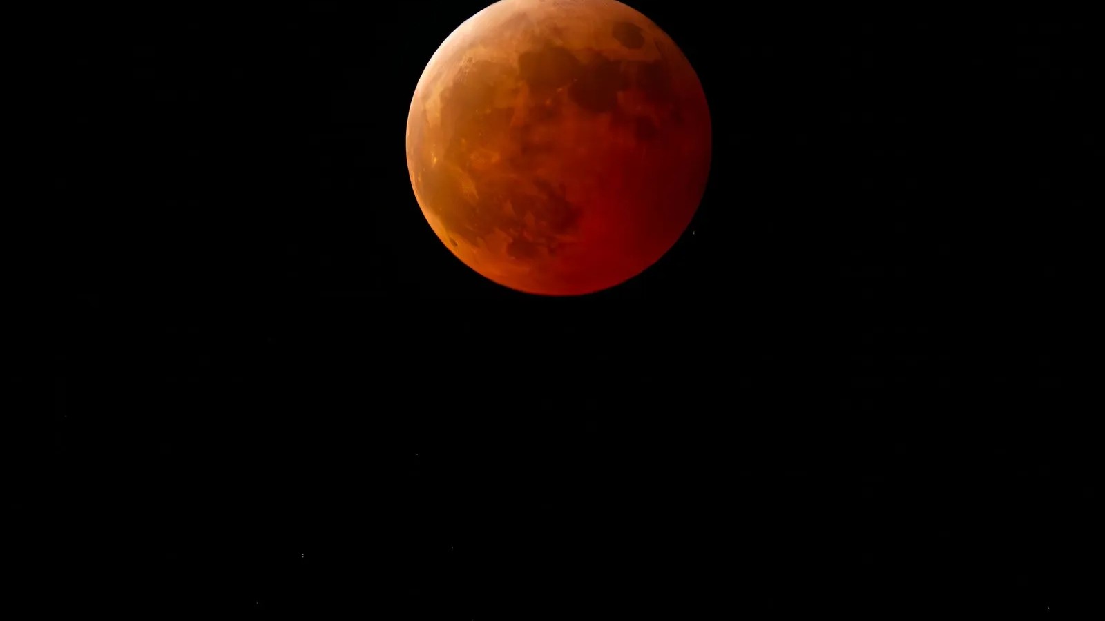 3 differences between a lunar and a solar eclipse