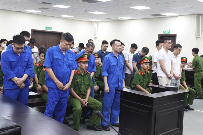 Hai 'ông trùm' vụ sữa giả lĩnh 30 năm tù, cựu công an lừa 'chạy án' và cựu chi cục trưởng cùng lĩnh 12 năm