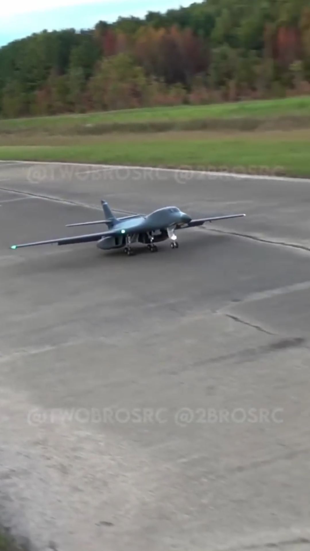 B-1B Lancer landing shows impressive RC flight control