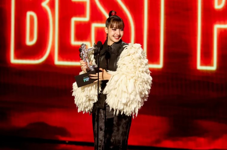 Lisa (Blackpink) vượt Taylor Swift giành giải best pop tại VMA 2026