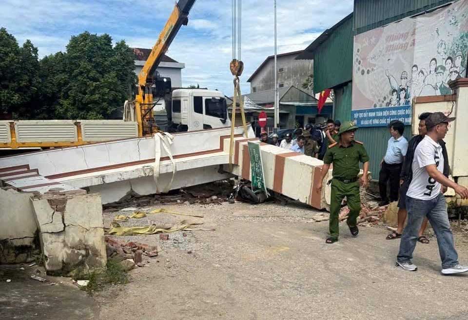 Xe tải cẩu kéo đổ cổng chào, đè phải bé trai học lớp 3