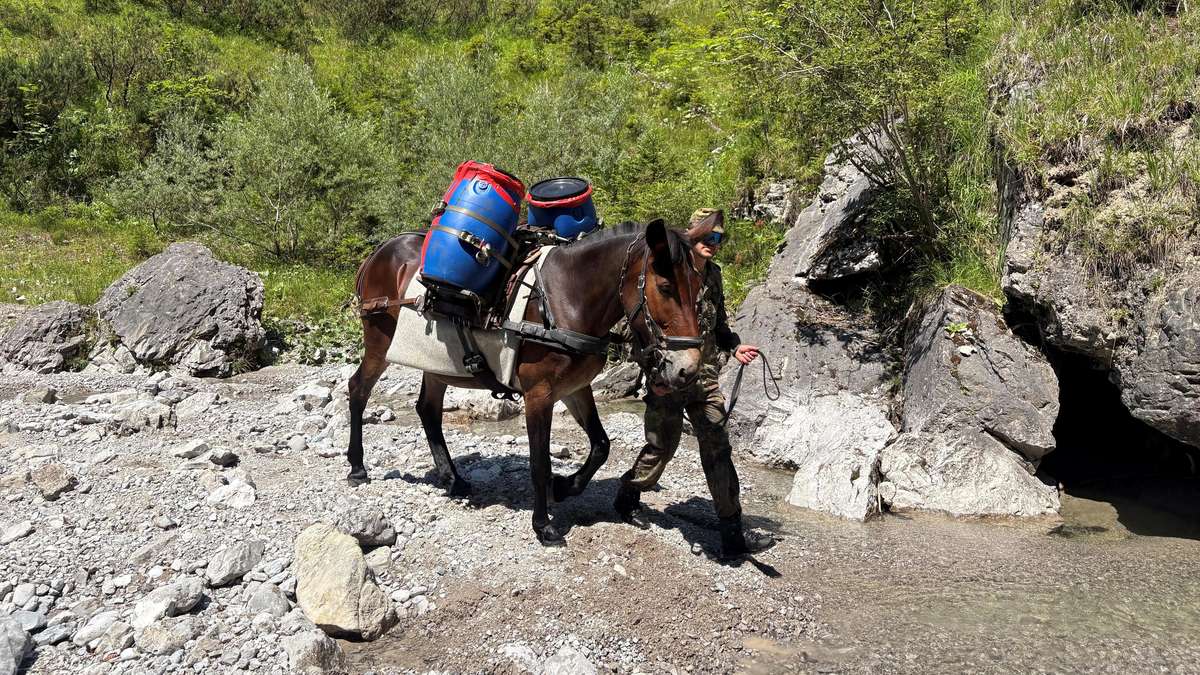 Rätselhaftes Lager im Karwendel: Soldaten rücken an – nur vage Hinweise ...