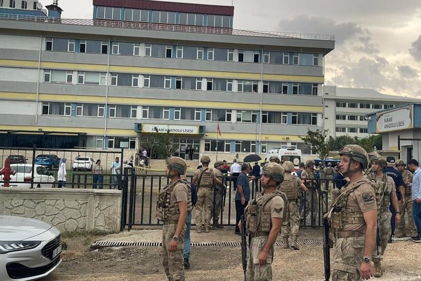 Okul bahçesinde silahlı saldırı! Öğretmen öldürüldü