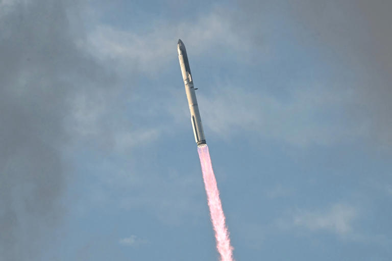 SpaceX Starship splashes down after successful 1st orbital flight test