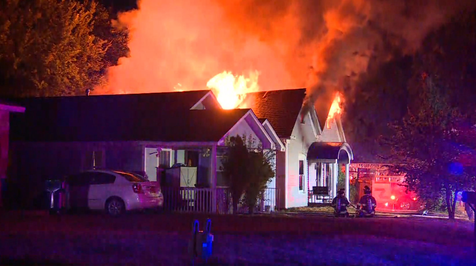 Firefighters put out large flames at home in El Reno neighborhood