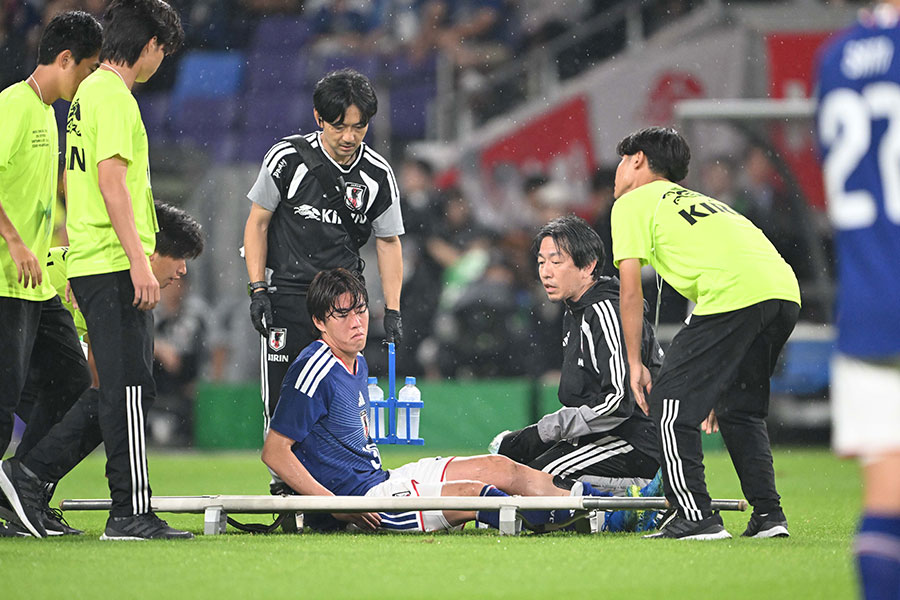 日本代表の熊坂光希が左膝を痛めて負傷交代【写真：徳原隆元】