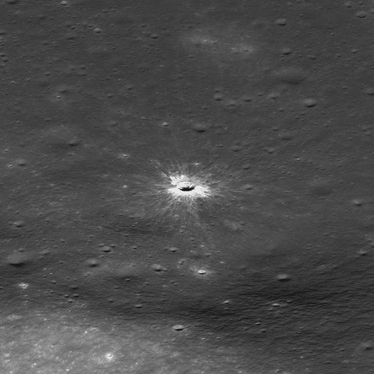 Ein seltener Einschlag hat auf dem Mond einen 222 Meter breiten Krater ...
