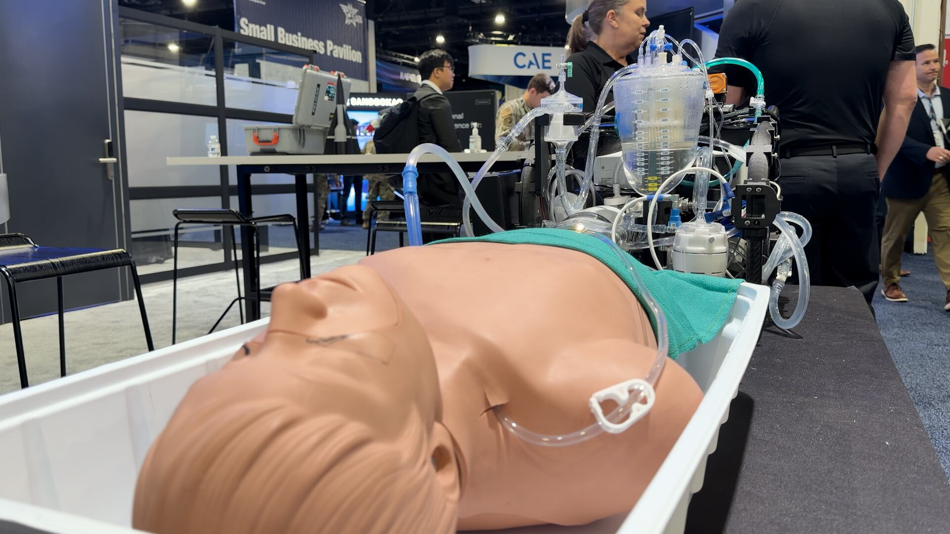 Instead of soaking up blood from a wound, new device pumps it back in ...