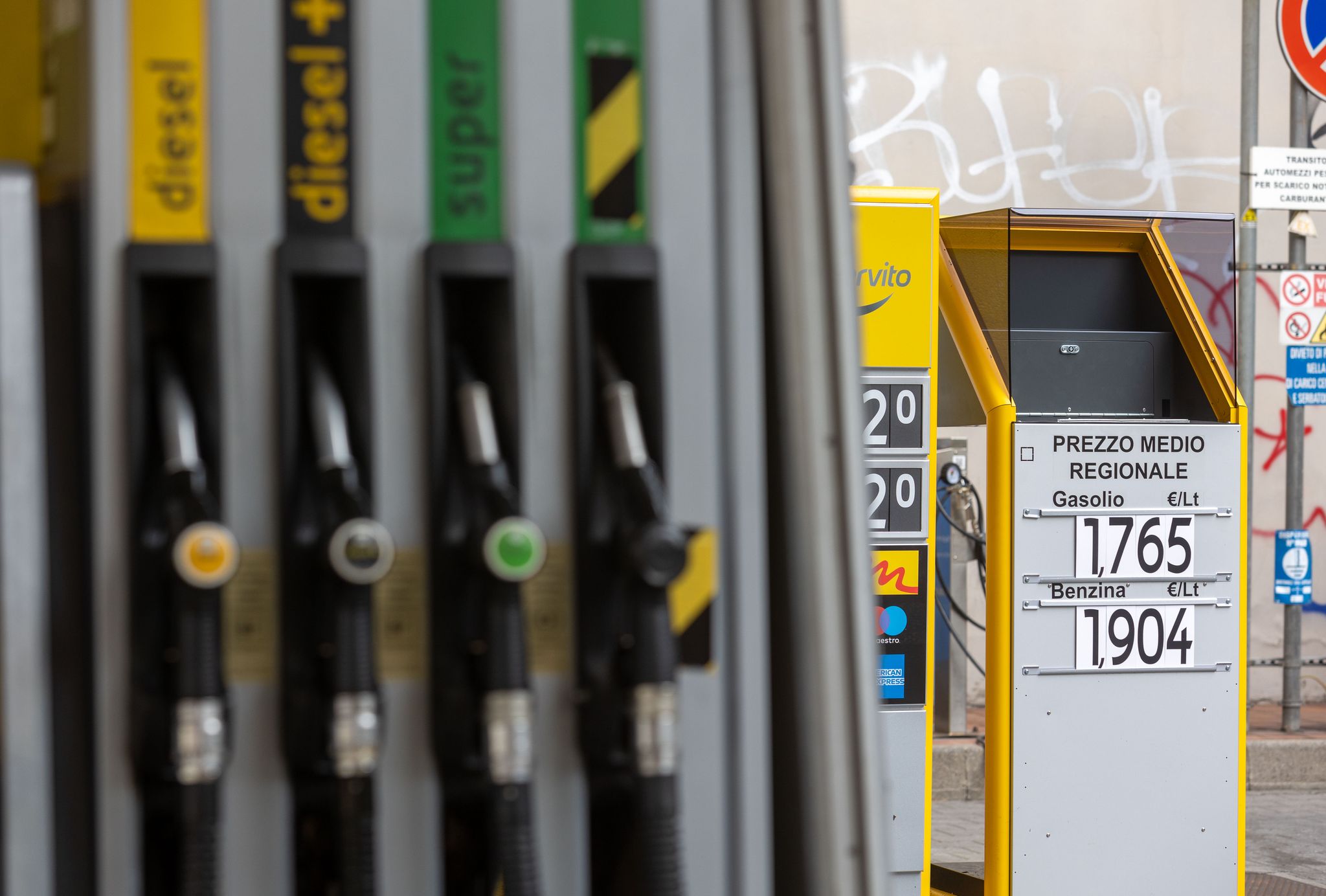 Italian energy firms announce fuel price cap
