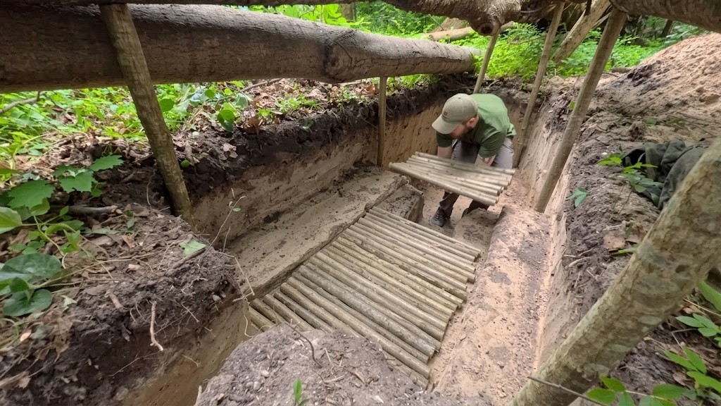 From forest soil to a cozy bushcraft shelter