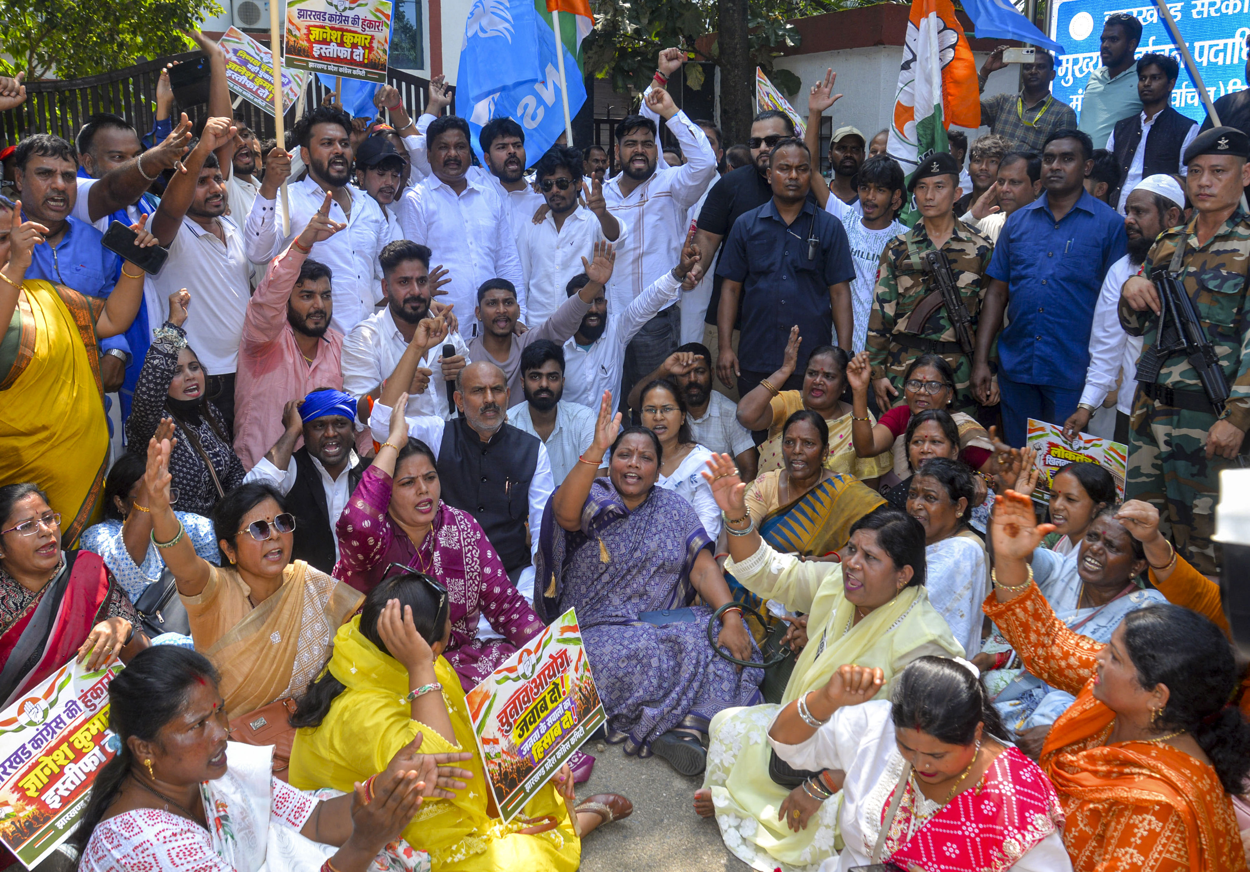 Jharkhand: Cong workers gherao CEO's office, demand CEC Gyanesh Kumar's ...