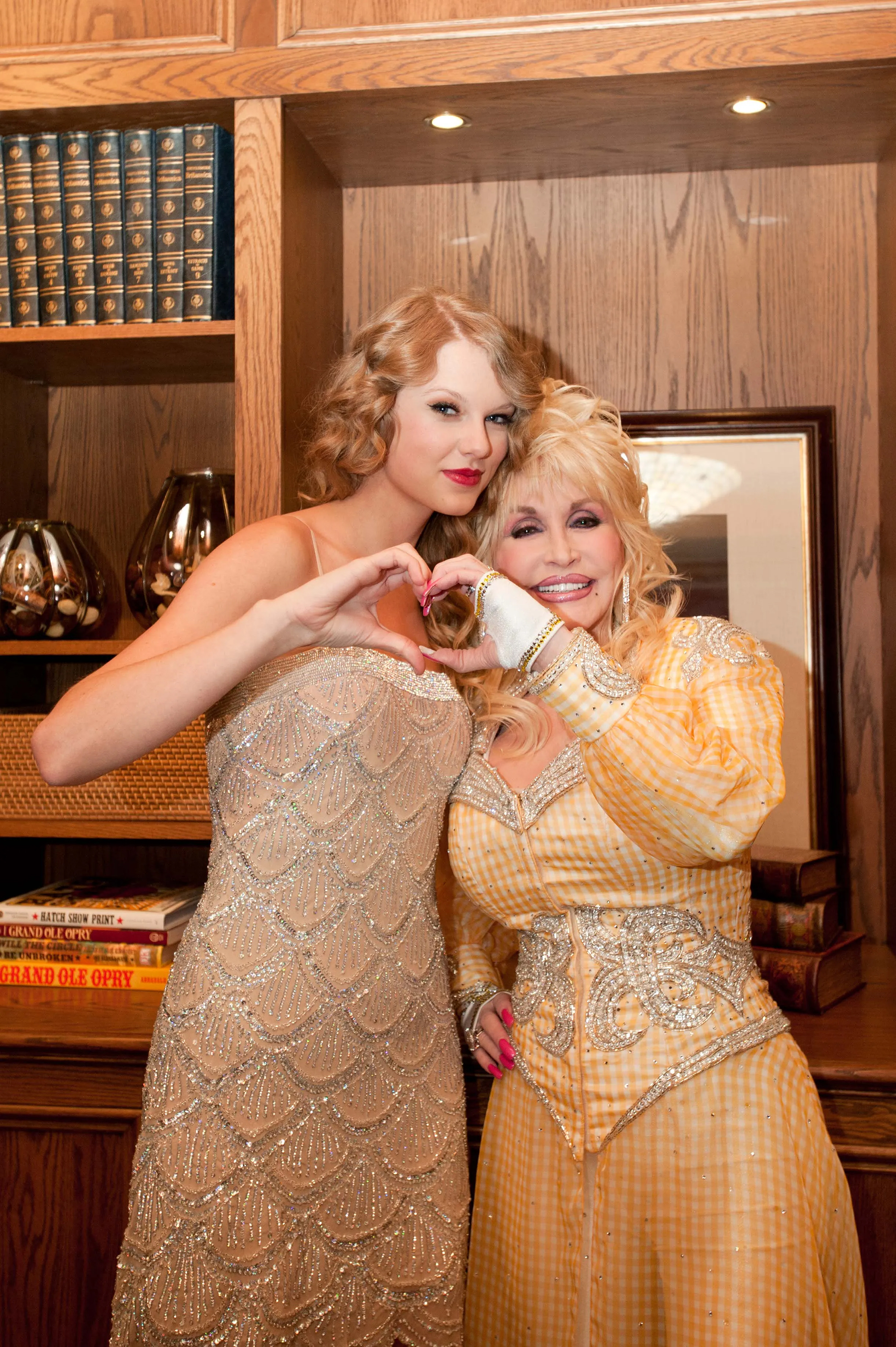 How Taylor Swift honored ‘ultimate showgirl’ Dolly Parton at MTV VMAs 2026