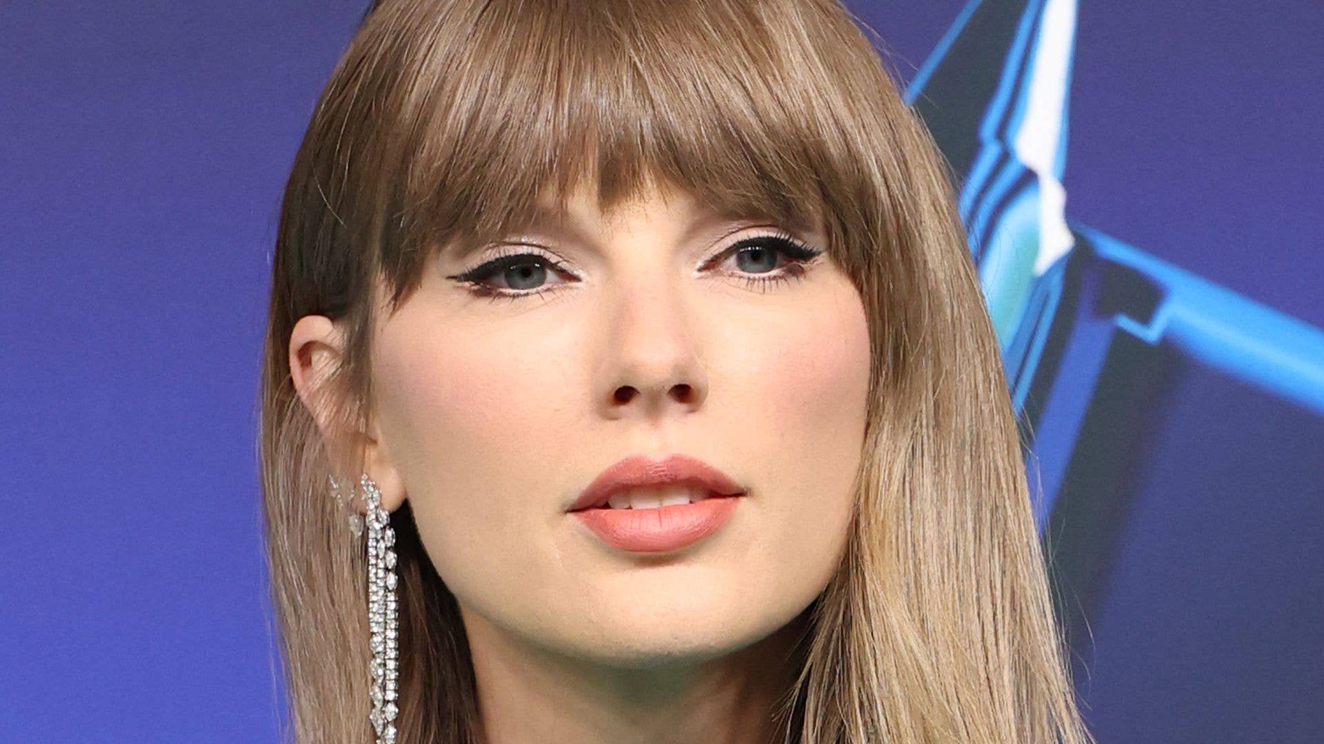 Taylor Swift's eye-opening makeup trick 'lifts' her whole look