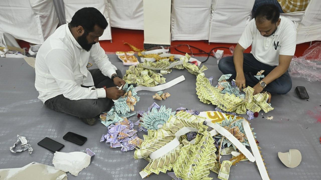 IN PHOTOS Garlands with US dollars Indian notes offered to Lalbaugcha ...