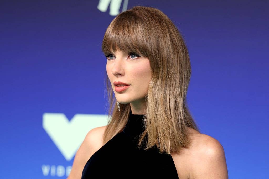 Taylor Swift's eye-opening makeup trick lifts her whole look