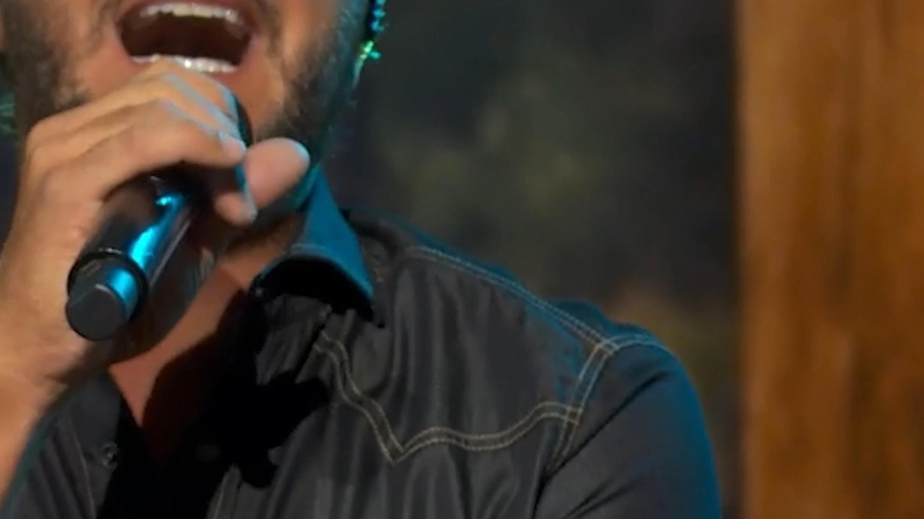 Luke Bryan performs 'Country and she knows it'