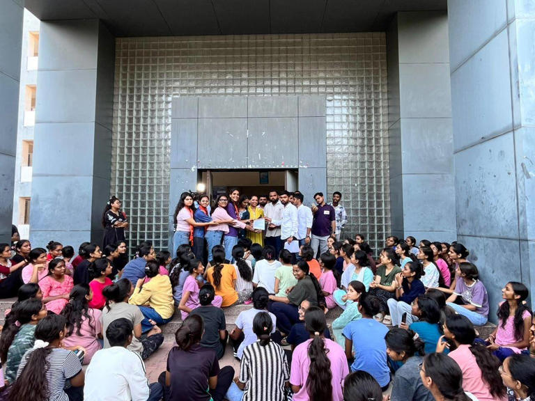 Worm, earwigs in food trigger protest at Gujarat University Samras ...