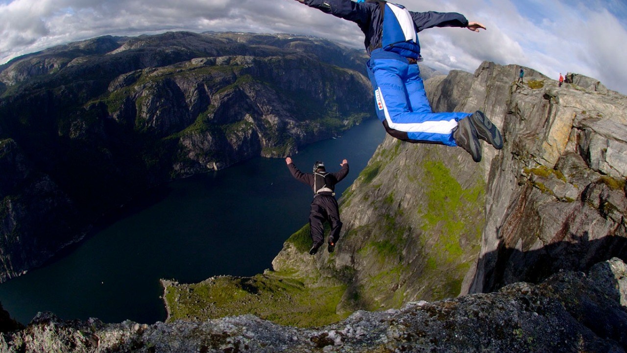 Wingsuit fail sends BASE jumper plummeting 700 feet