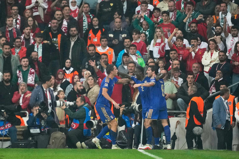 Una Italia transformada logra una victoria contundente en la Liga de Naciones; Olise le da a Francia un triunfo en el último minuto.