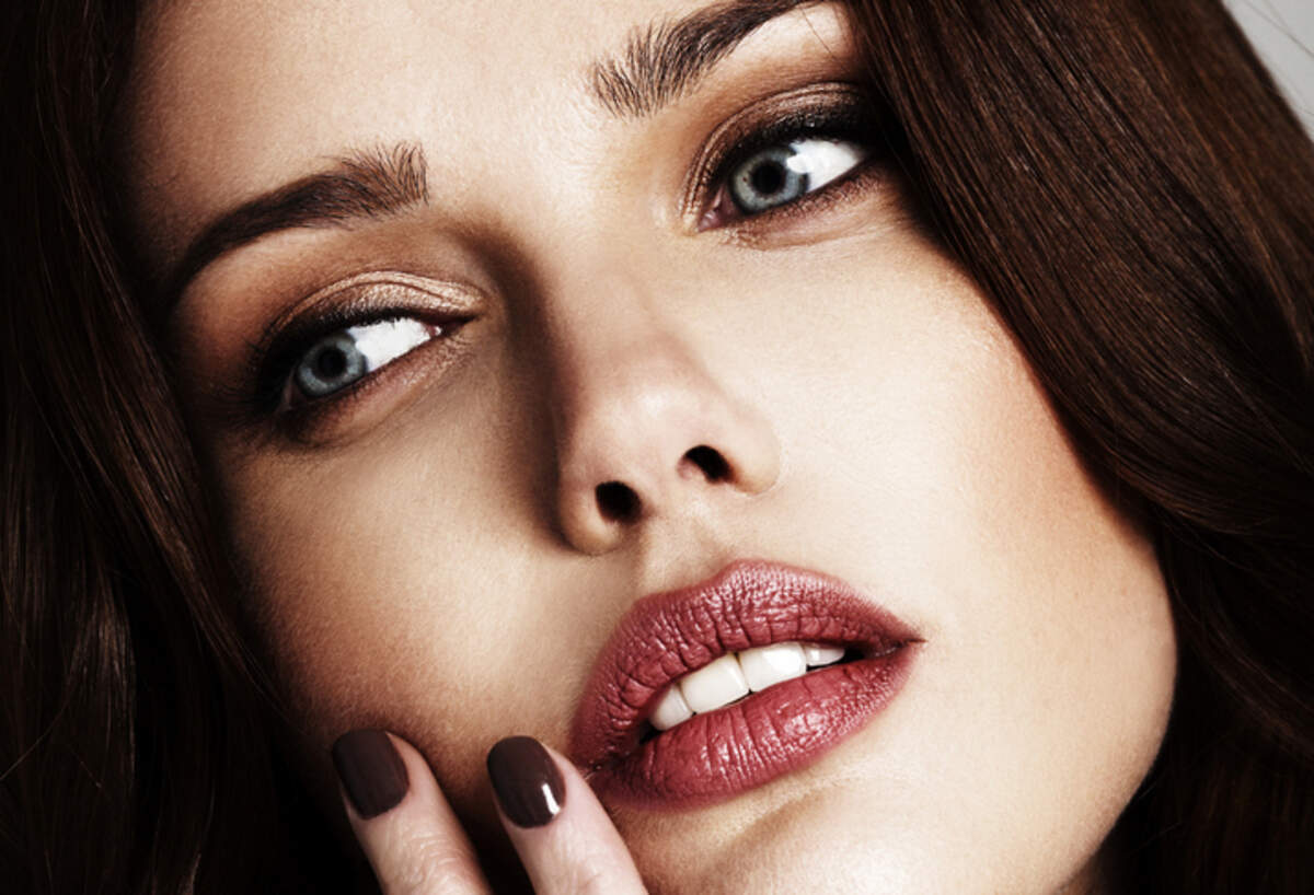 How social beauty trends are bringing '90s matte skin, brown liner and ...