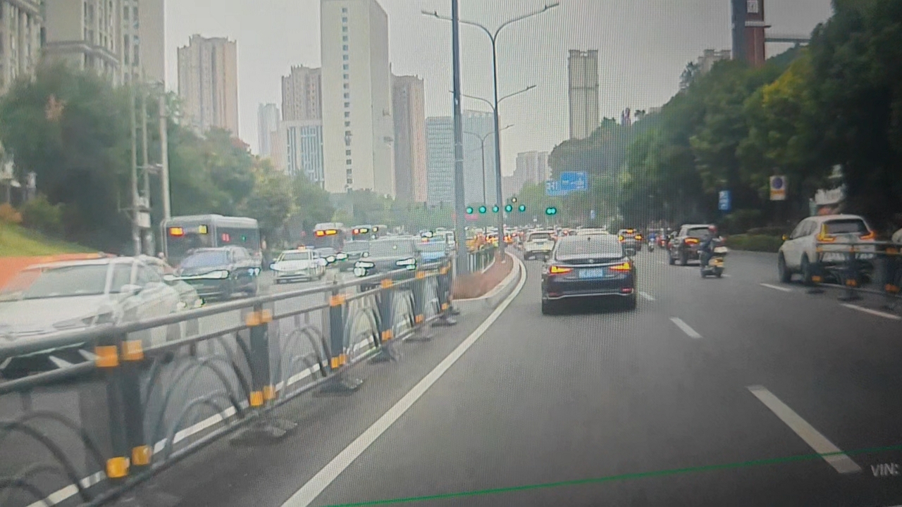 E-bike with child passenger collides with car at Yichang intersection