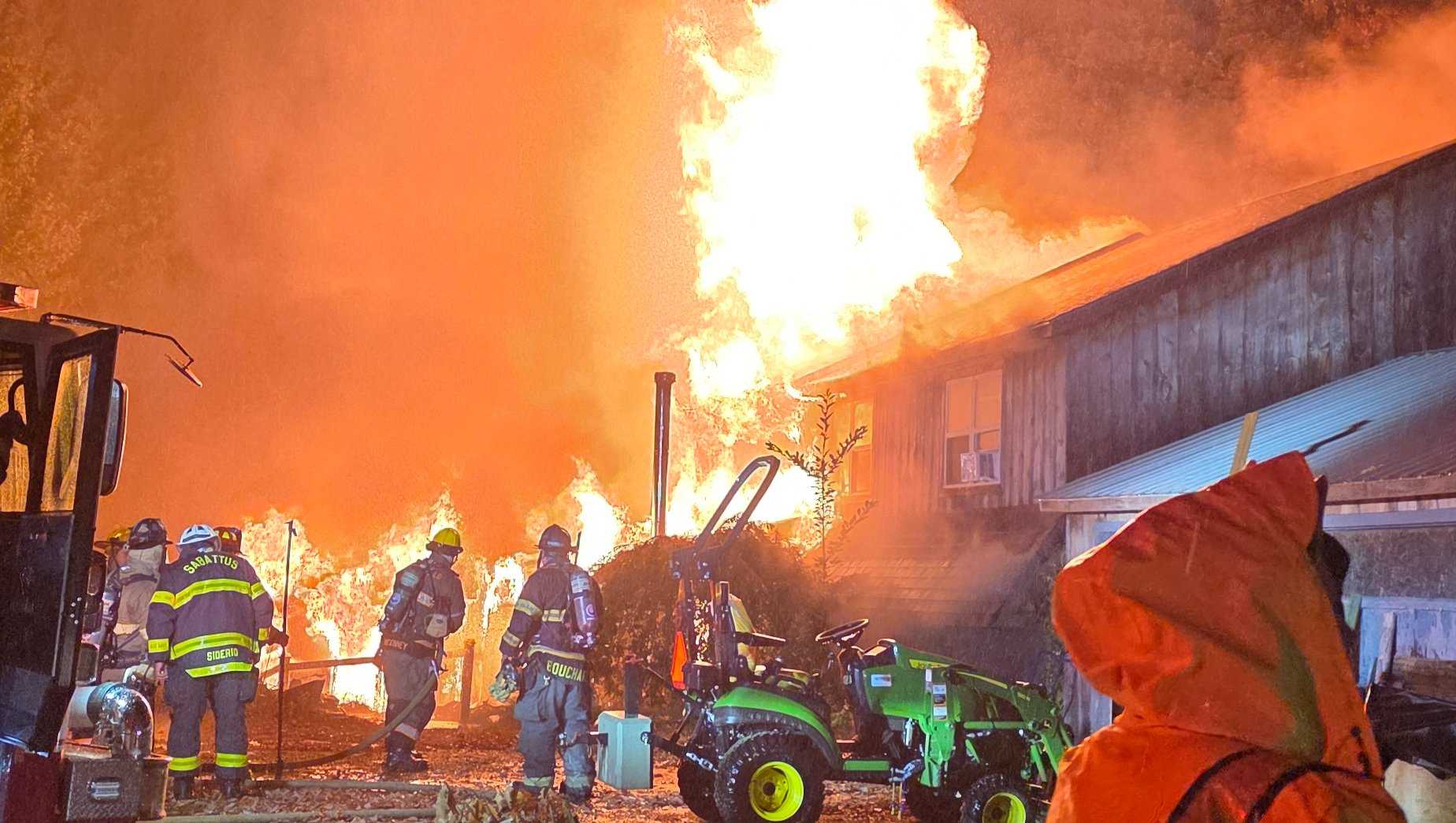 Pregnant woman breaks window to help get family out of burning home in ...
