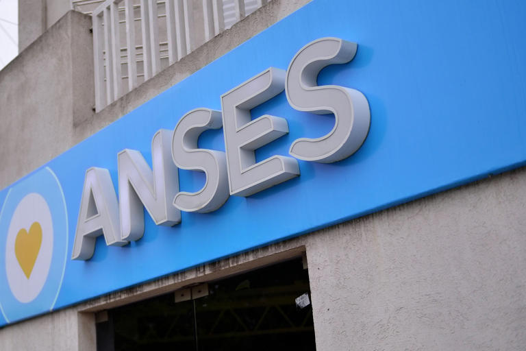 Con aumento y bono confirmado, ANSES difundió el calendario de pagos de ...