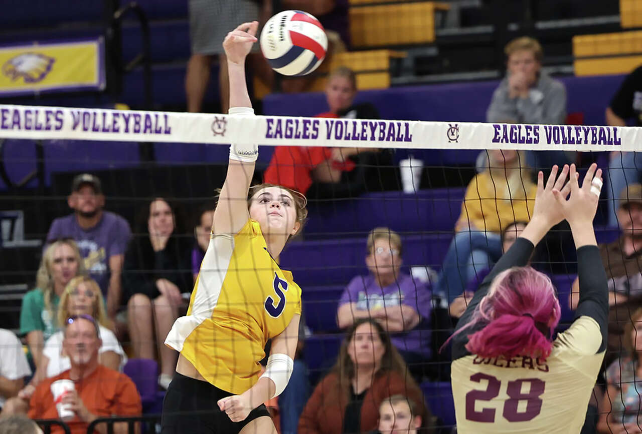 From learning to leading, Addie Jeffery steps up for CM volleyball
