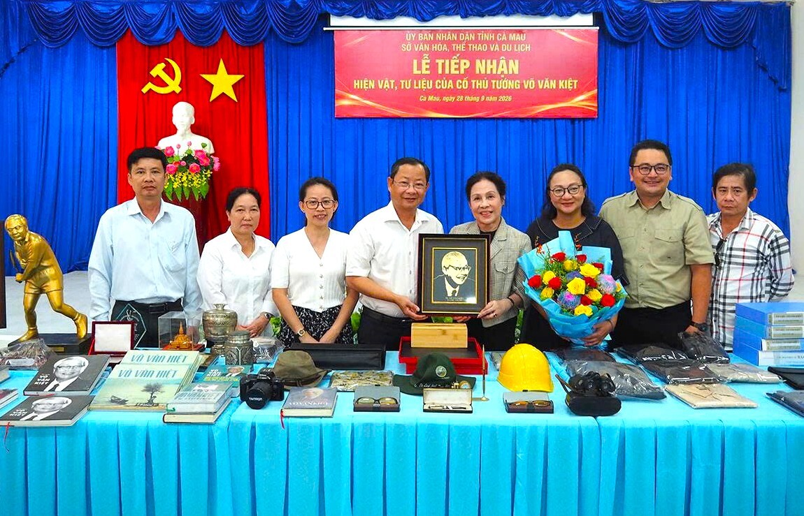 Gia đình cố Thủ tướng Võ Văn Kiệt trao hơn 100 kỷ vật cho Cà Mau