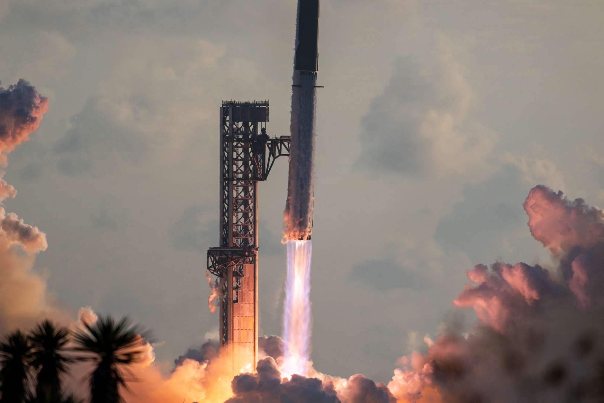 SpaceX launches massive rocket into orbit for the first time, but ends ...