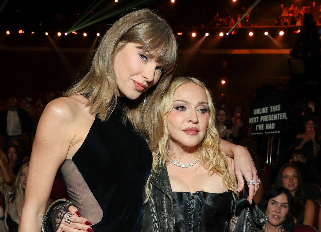 Taylor Swift's eye-opening makeup trick lifts her whole look