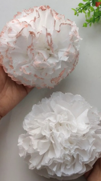 Create colorful DIY flowers with simple materials