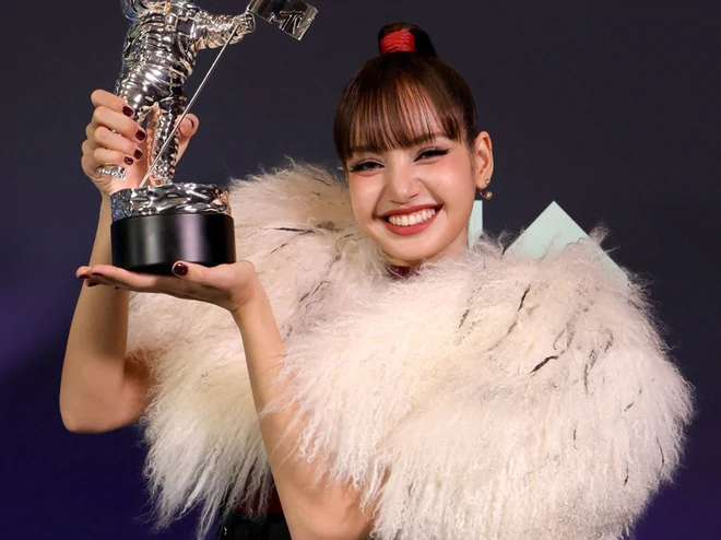 Lisa BLACKPINK bị nghi ngờ mua giải ở VMAS 2026