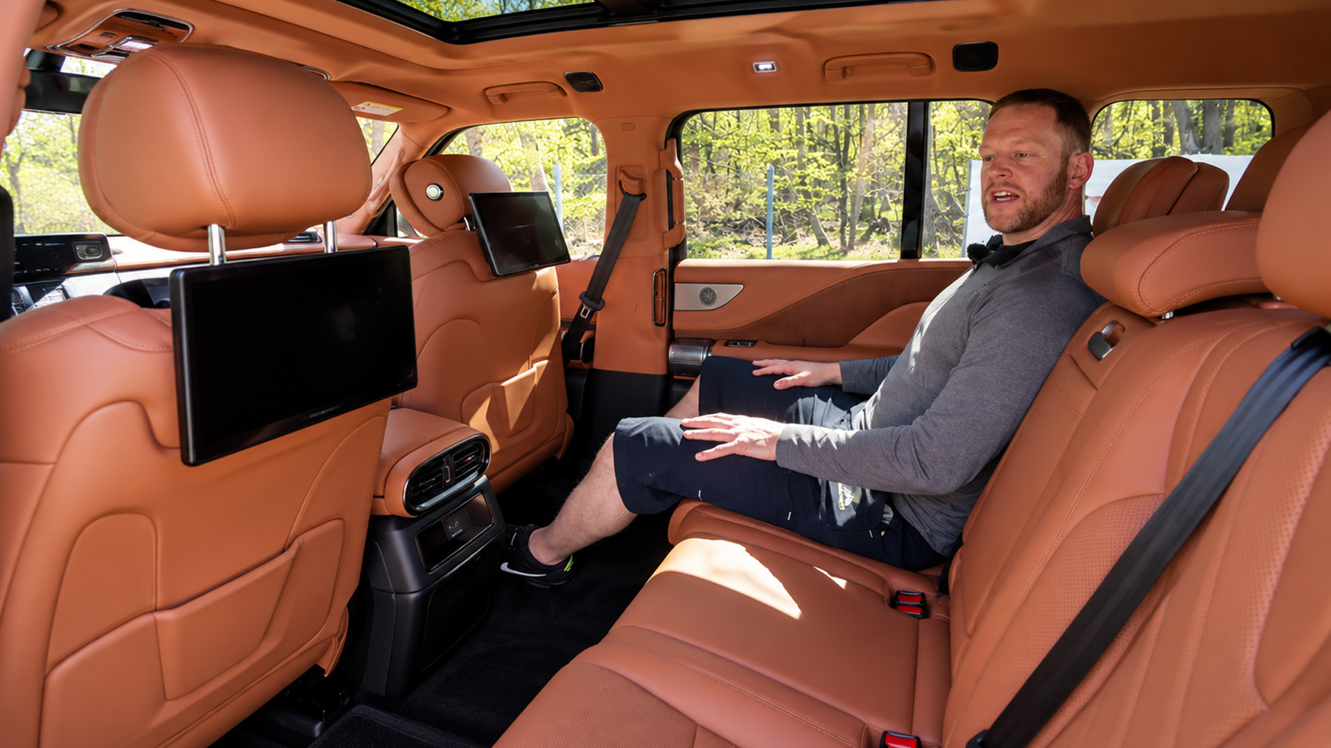 Yangwang U8 interior prioritizes rear passenger comfort