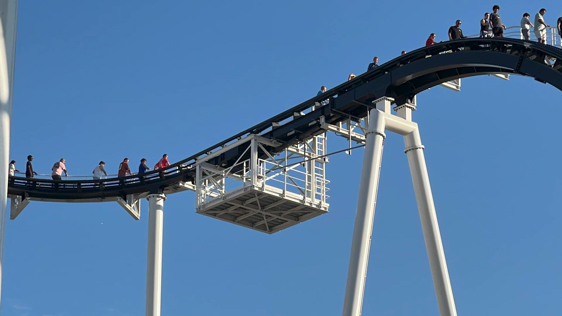 Ride suddenly stops at Texas amusement park