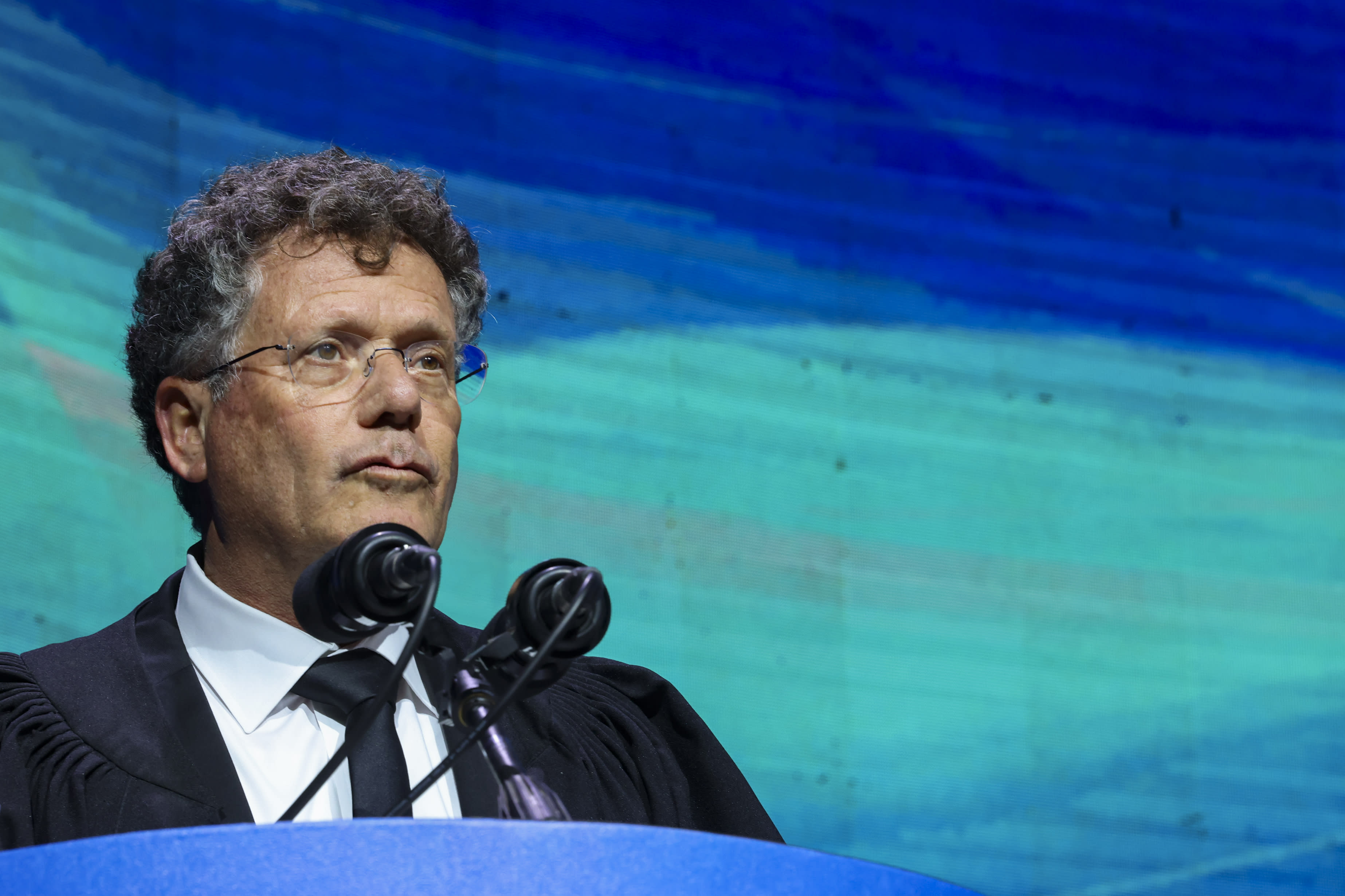 Heckler accuses Isaac Amit of 'not being worthy' of laying wreath at ...