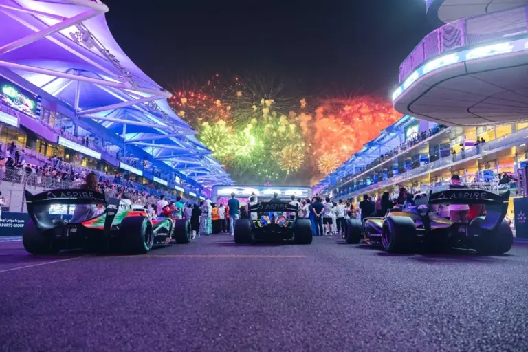 Two driverless cars crashed going 155 mph on a Formula 1 track and ...