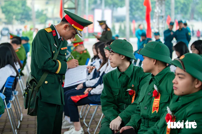 18 tuổi, học lớp 10 tại trường giáo dục nghề nghiệp - giáo dục thường xuyên có được tạm hoãn nhập ngũ?