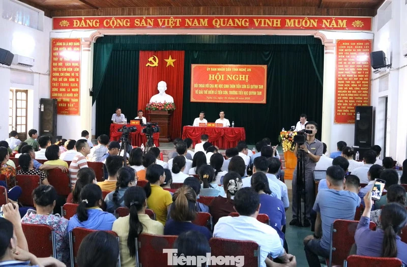 Vụ hàng trăm học sinh nghỉ học: Công an làm việc với 2 phụ huynh