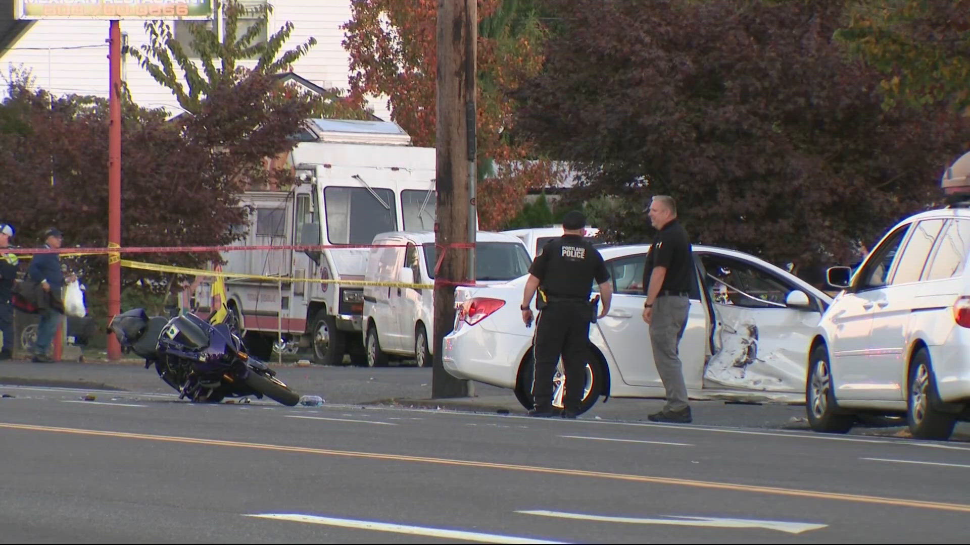 Motorcyclist killed after crashing into car in Southeast Portland