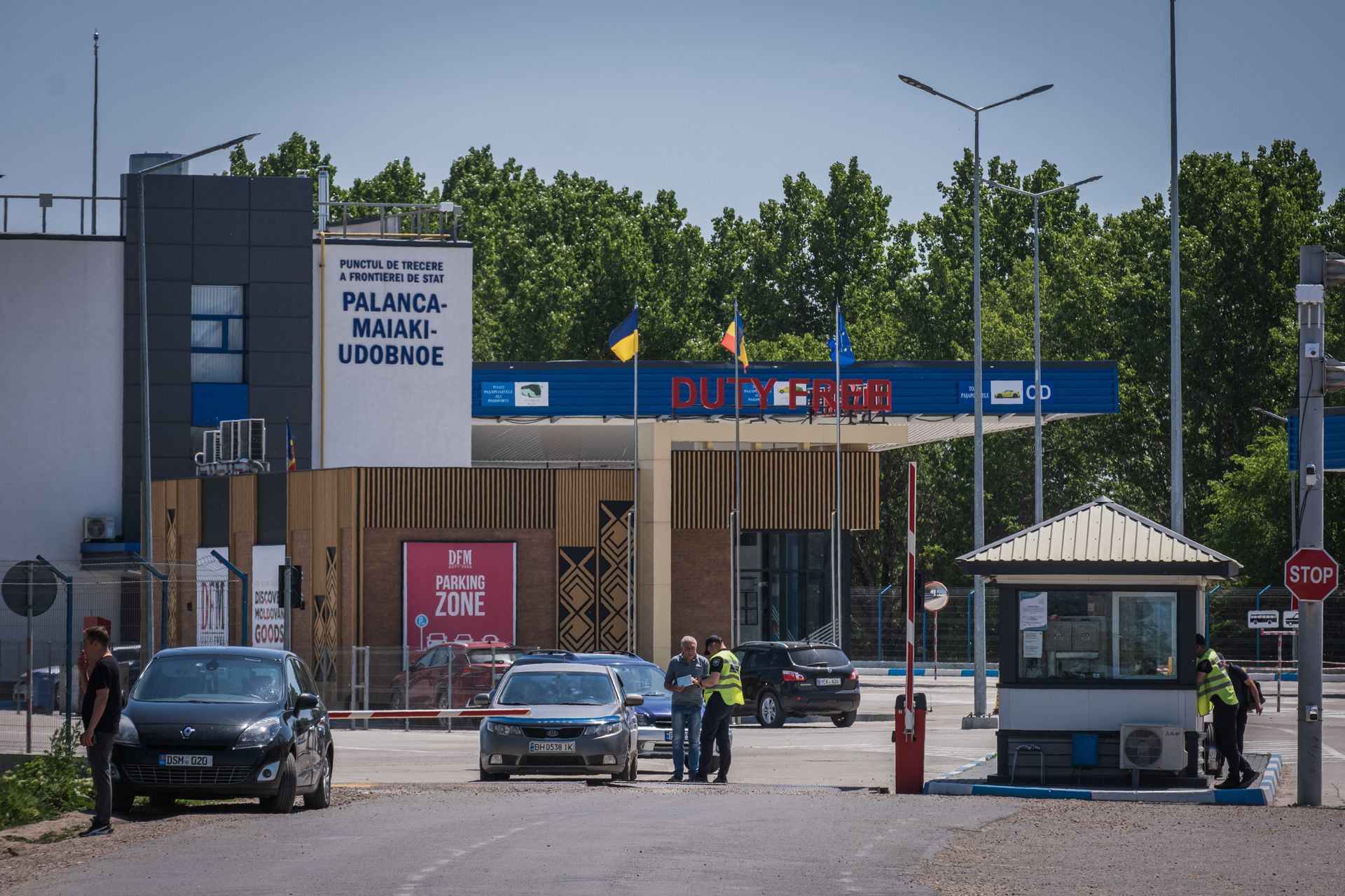 Shell injures border guard at Moldova-Ukraine border, hits bus