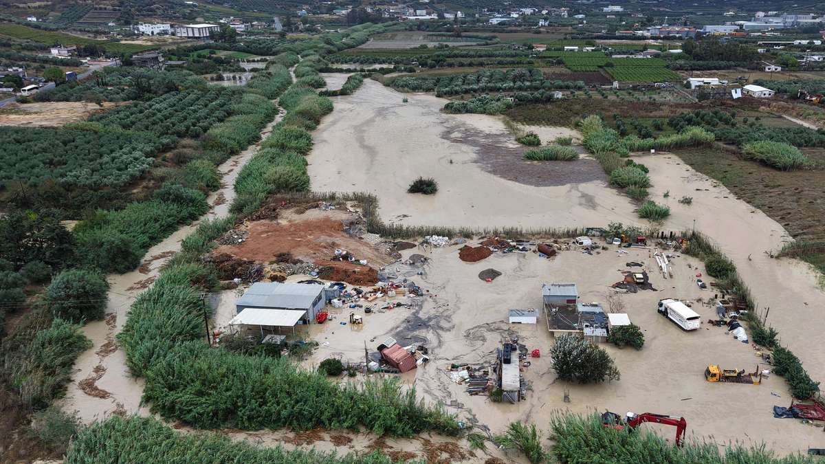 Schwere Unwetter auf Kreta: Acht Menschen sitzen nach Sturzflut in ...