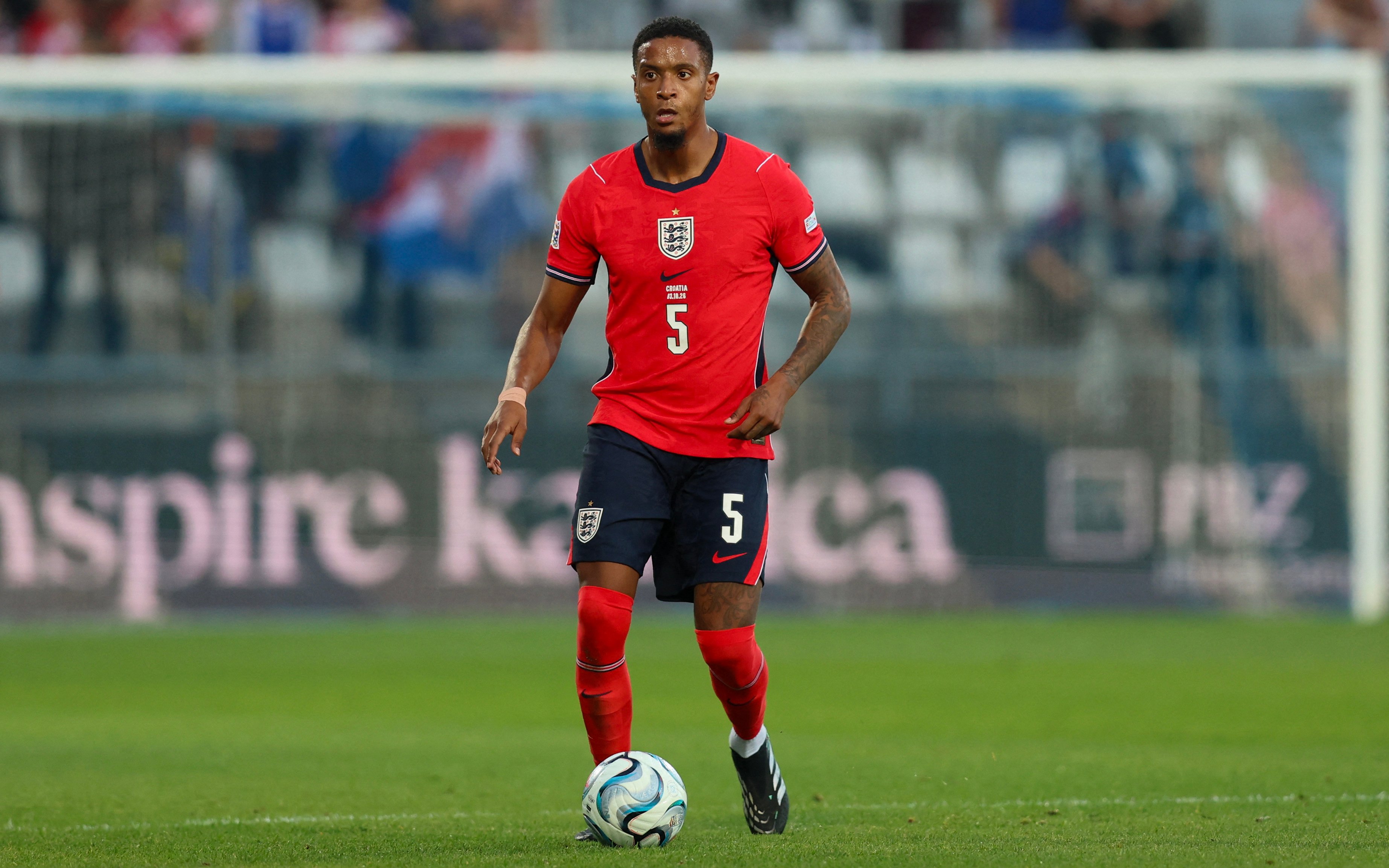 El Arsenal sufre un nuevo susto por la lesión de Konsa y se confirma su temprana eliminación de Inglaterra.