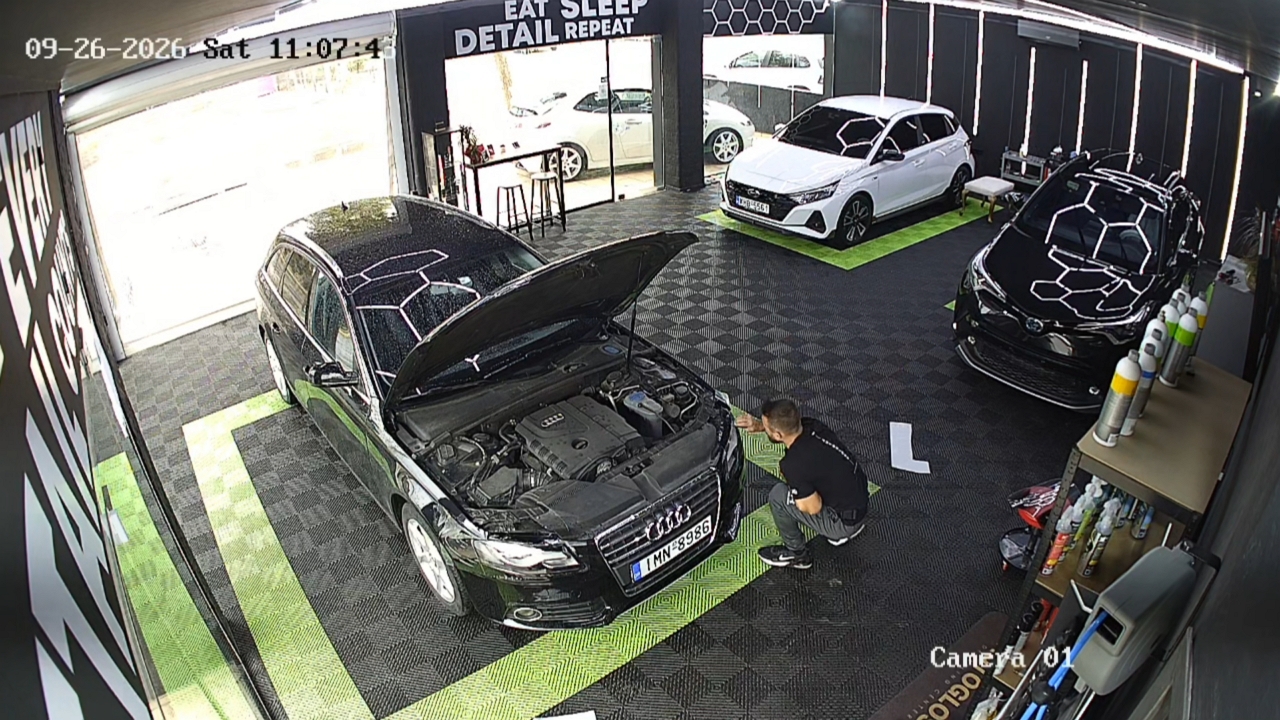 Car hood unexpectedly closes on mechanic's hand in Greek garage