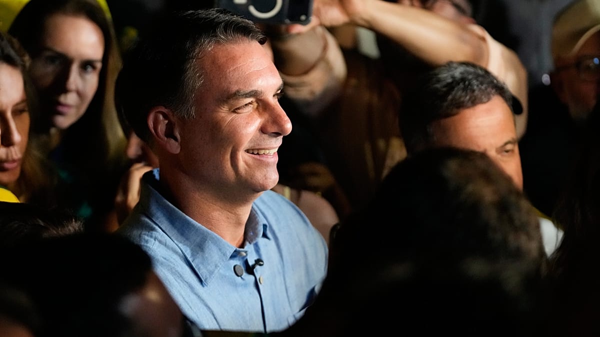 Présidentielle au Brésil : Flávio Bolsonaro (47 %) devance Lula (45 % ...
