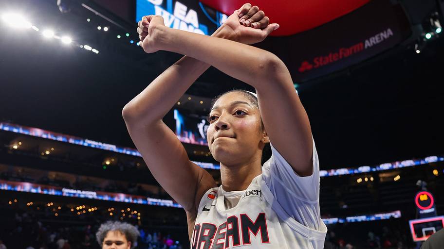 Angel Reese lived up to defensive player of the year award in first ...