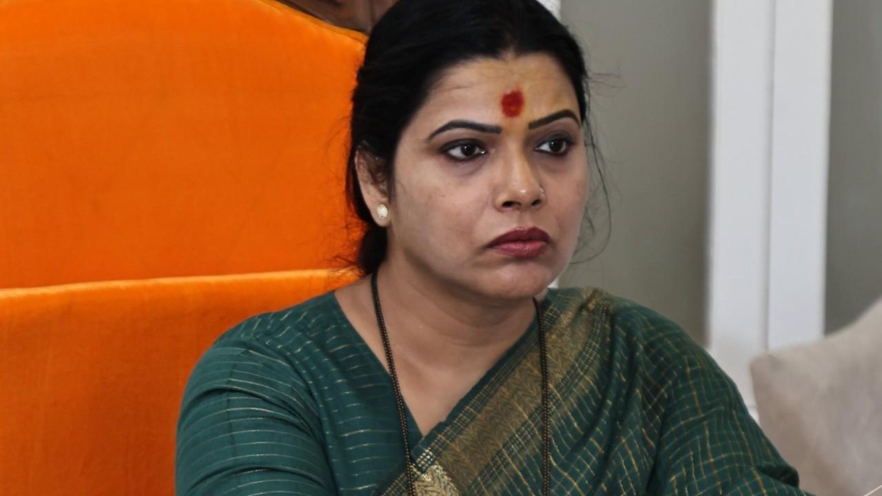 Mayor Ritu Tawde announces 'Flex-Free Mumbai' campaign against illegal ...